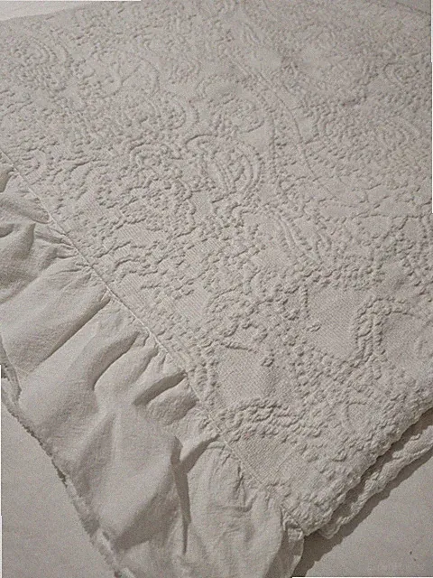 PIU BELLE Cotton Matelasse Bedspread Queen Coverlet White Ruffle Paisley Quilt